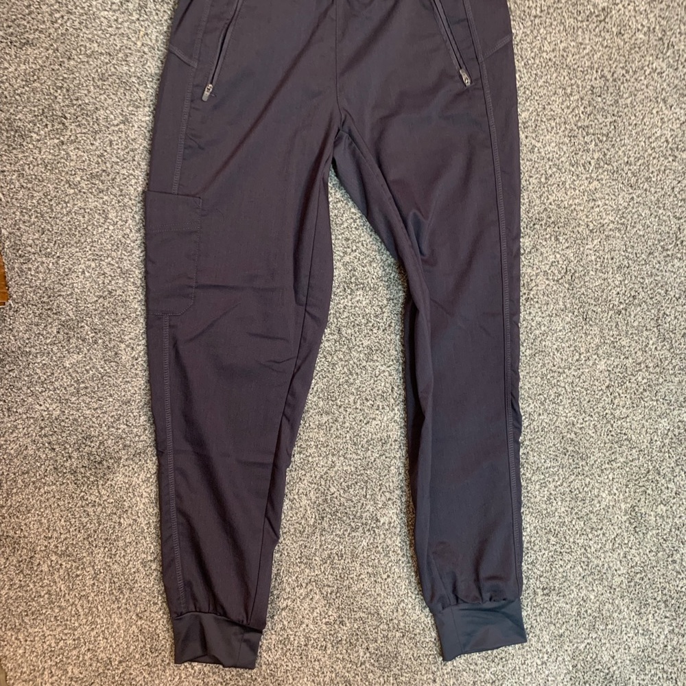Women’s scrub jogger in gray size small